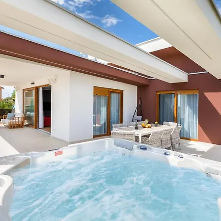빌라 Grofica - Luxury And Romance With Heated Pool, Jacuzzi, Tavern And Proximity To The Sea, - Istria *