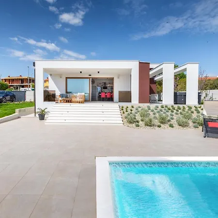 빌라 Grofica - Luxury And Romance With Heated Pool, Jacuzzi, Tavern And Proximity To The Sea, - Istria