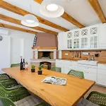 Grofica - Luxury And Romance With Heated Pool, Jacuzzi, Tavern And Proximity To The Sea, - Istria