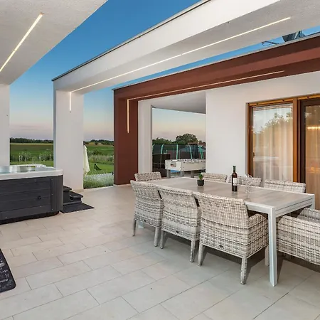 别墅 Grofica - Luxury And Romance With Heated Pool, Jacuzzi, Tavern And Proximity To The Sea, - Istria 普拉